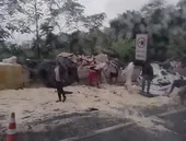 Carreta tomba na Serra das Araras e deixa quatro feridos
