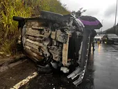 Carro capota e para trânsito na RJ-104, entre Niterói e São Gonçalo