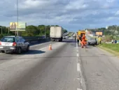 Carro pega fogo e complica trânsito na BR-101 em São Gonçalo
