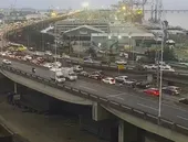 Carro pega fogo na Ponte e causa lentidão no trânsito