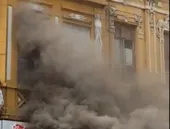 Incêndio atinge prédio comercial no Centro do Rio; vídeo