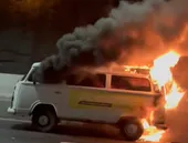 Incêndio em kombi interdita túnel na Zona Sul do Rio; vídeo