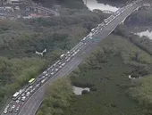 Linha Vermelha fecha após batida; helicóptero faz resgate no meio da pista