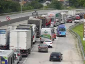 Megaengarrafamento se forma na BR-101 na saída para o Réveillon