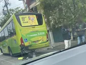 Moto vai parar embaixo de ônibus em Niterói