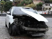 Motorista bate contra poste e fica ferido em São Gonçalo