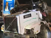 Motorista de carreta morre em colisão com carro na Baixada