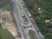 Motoristas encontram trânsito parado na RJ-106 após acidente