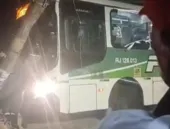 Ônibus bate em poste durante assalto na Baixada; vídeo