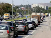 Trânsito complicado na BR-101, entre São Gonçalo e Niterói