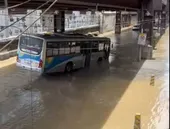 Vazamento de água fecha rua e gera caos no Rio