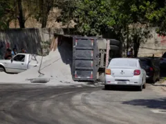 Acidente com caminhão de areia em Niterói deixou um ferido