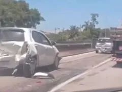 Acidente com carros interdita pista da BR-101, em São Gonçalo