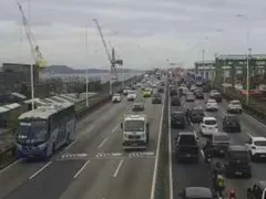 Acidente com motociclista interdita uma faixa da Ponte