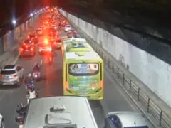 Acidente em túnel de Niterói complica volta pra casa