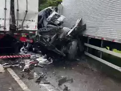 Acidente entre caminhões deixa ferido na BR-101