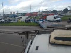 Acidente entre caminhões para trânsito na RJ-104, em São Gonçalo
