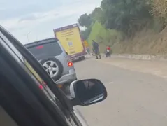 Acidente entre carro e moto causa engarrafamento na BR-101; vídeo