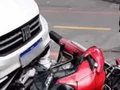 Acidente entre carro e moto deixa mulher ferida em Niterói