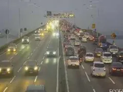 Acidente entre dois carros complica o trânsito na Ponte