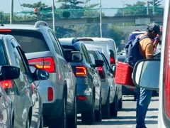 Acidente na BR-101, em São Gonçalo, causa megaengarrafamento