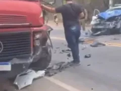 Acidente violento entre caminhão e carro da Guarda Municipal; vídeo