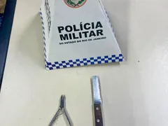 Alicate e faca apreendidos com homem que ameaçava fiéis em Niterói