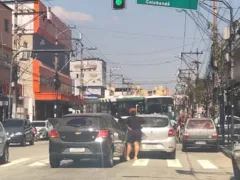 Bandidos usam ônibus como barricadas em São Gonçalo