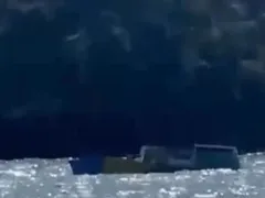 Barco com pescadores afunda em praia da Região dos Lagos; vídeo