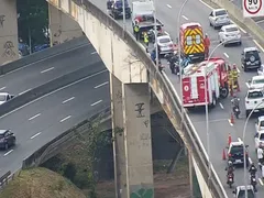 Batida entre carro e moto interdita faixas na Linha Vermelha