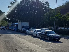 Batida entre carros para RJ-104 entre Niterói e São Gonçalo