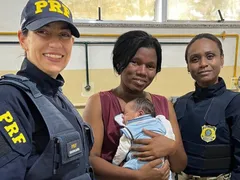 Bebê engasga e PRF faz manobra milagrosa na BR-101; vídeo