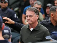 Bolsonaro realiza exame e volta à prisão domiciliar