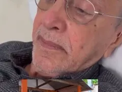 Caetano se emociona com senhora cantando sua música: 'Linda'