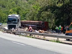 Caminhão com carga de sucata tomba na Serra e interdita BR-040
