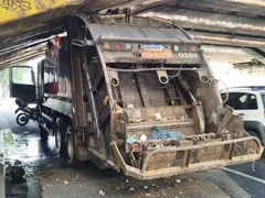 Caminhão entala na Av. Francisco Bicalho e prejudica trânsito