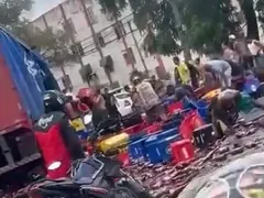 Caminhão de cerveja tomba, e carga é saqueada no Rio; vídeo