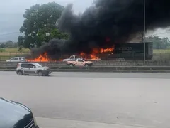 Caminhão em chamas provoca megaengarrafamento na BR-101