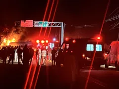 Caminhão explode após colisão com carro na BR-101