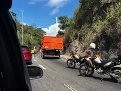 Caminhão quebrado na RJ104 complica o trânsito no sentido SG