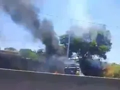 Caminhão tomba e pega fogo na BR-101, em São Gonçalo