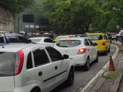 Caos no Rio: Rebouças fecha após fogo em ônibus e trânsito dá um nó