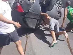 Capotamento na RJ-106 deixa homem ferido em Maricá; vídeo