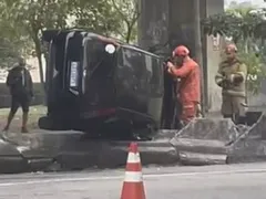 Capotamento no Centro de Niterói deixa dois feridos; vídeo
