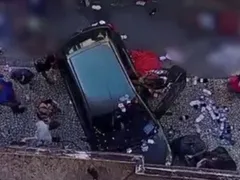 Carro atropela pedestres e invade loja no Centro do Rio; vídeo