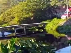 Dois morrem e quatro ficam feridos após carro cair em canal no Rio