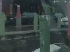 Carro capota e cai dentro de valão em São Gonçalo; vídeo