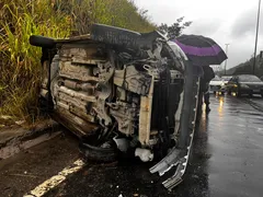 Carro capota e para trânsito na RJ-104, entre Niterói e São Gonçalo