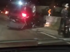 Carro capota na RJ-104, em Niterói; vídeo