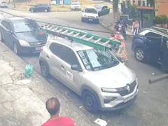 Carro com duas crianças é levado em assalto no Rio; vídeo